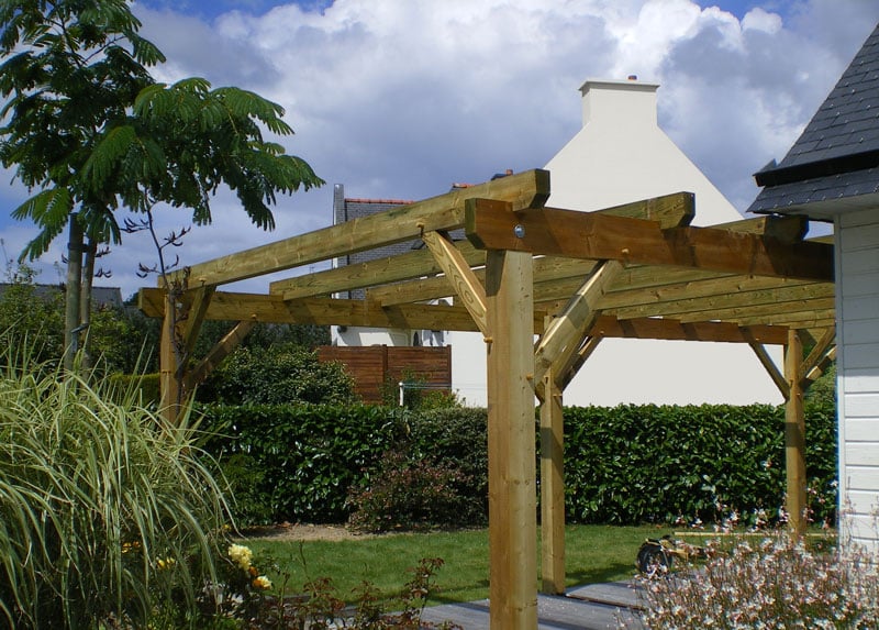 Fabrication d'une pergola charpente traditionnelle